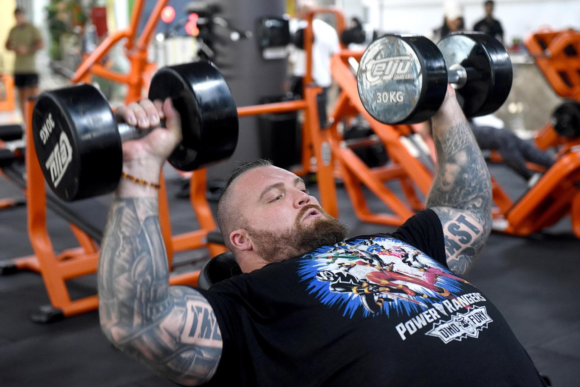 Eddie Hall trainiert mit Telju Fitness Geräten