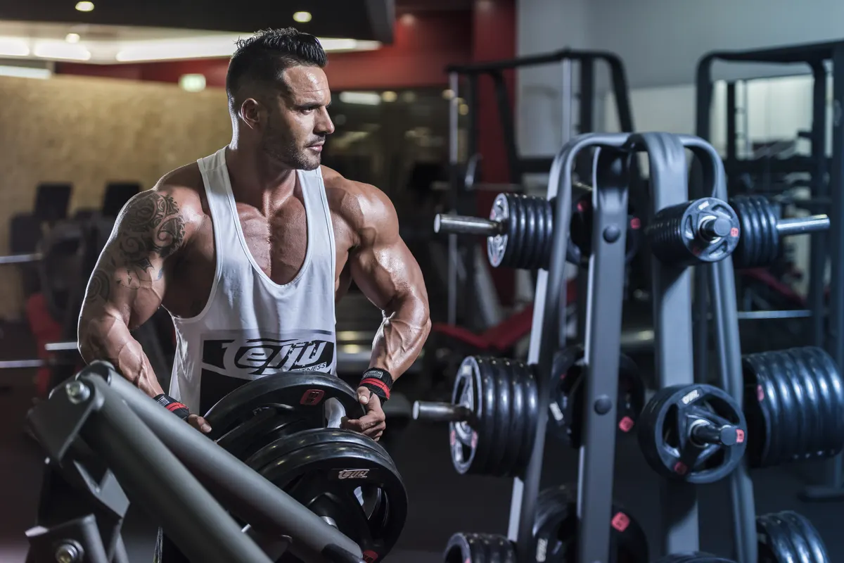 Athlet trainiert mit Telju Kraftgeräten im Fitnessstudio