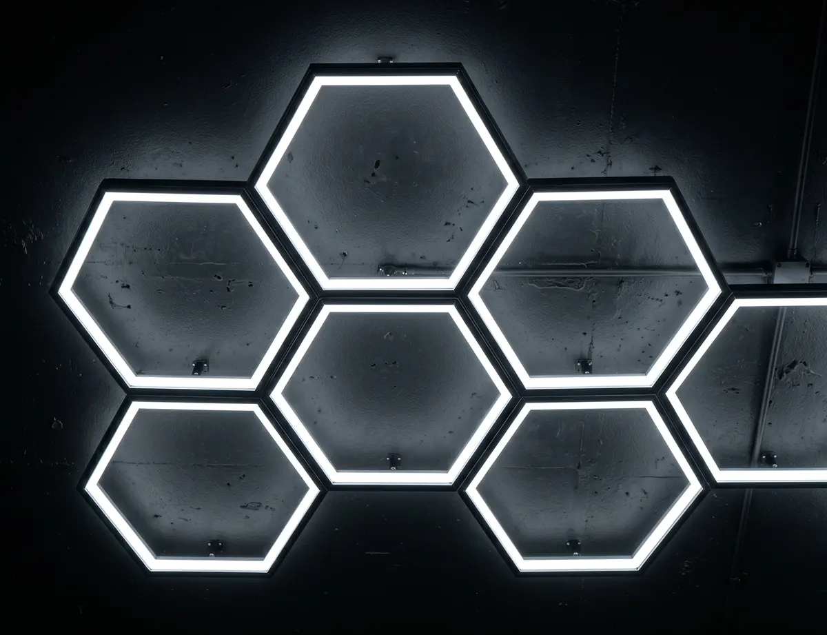 Hexagonale LED-Beleuchtung für Fitnessstudios — Gym Lichtdesign von Telju