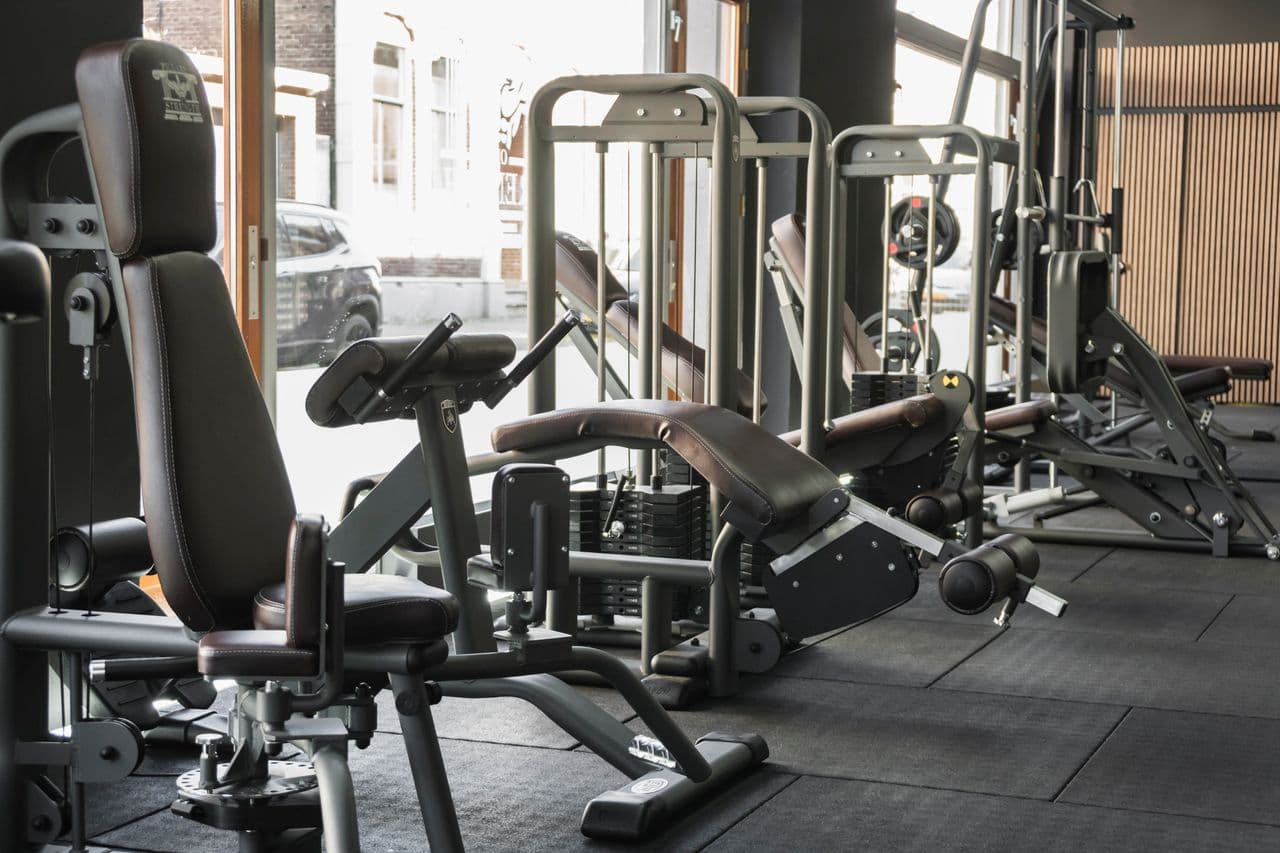 Telju PEAK Plate Loaded Chest Press und Shoulder Press in einem Fitnessstudio