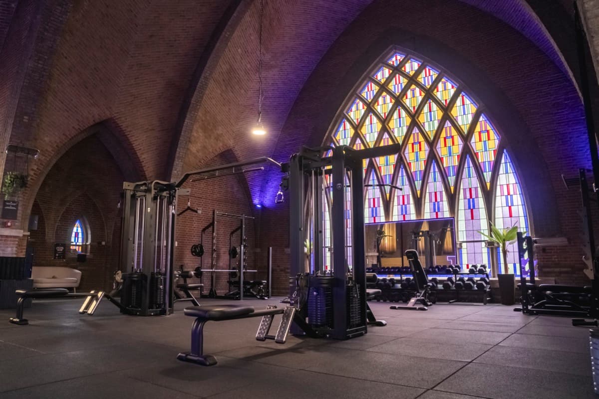 HolyFit Boutique Fitnessstudio — Telju Kraftgeräte in historischem Gebäude