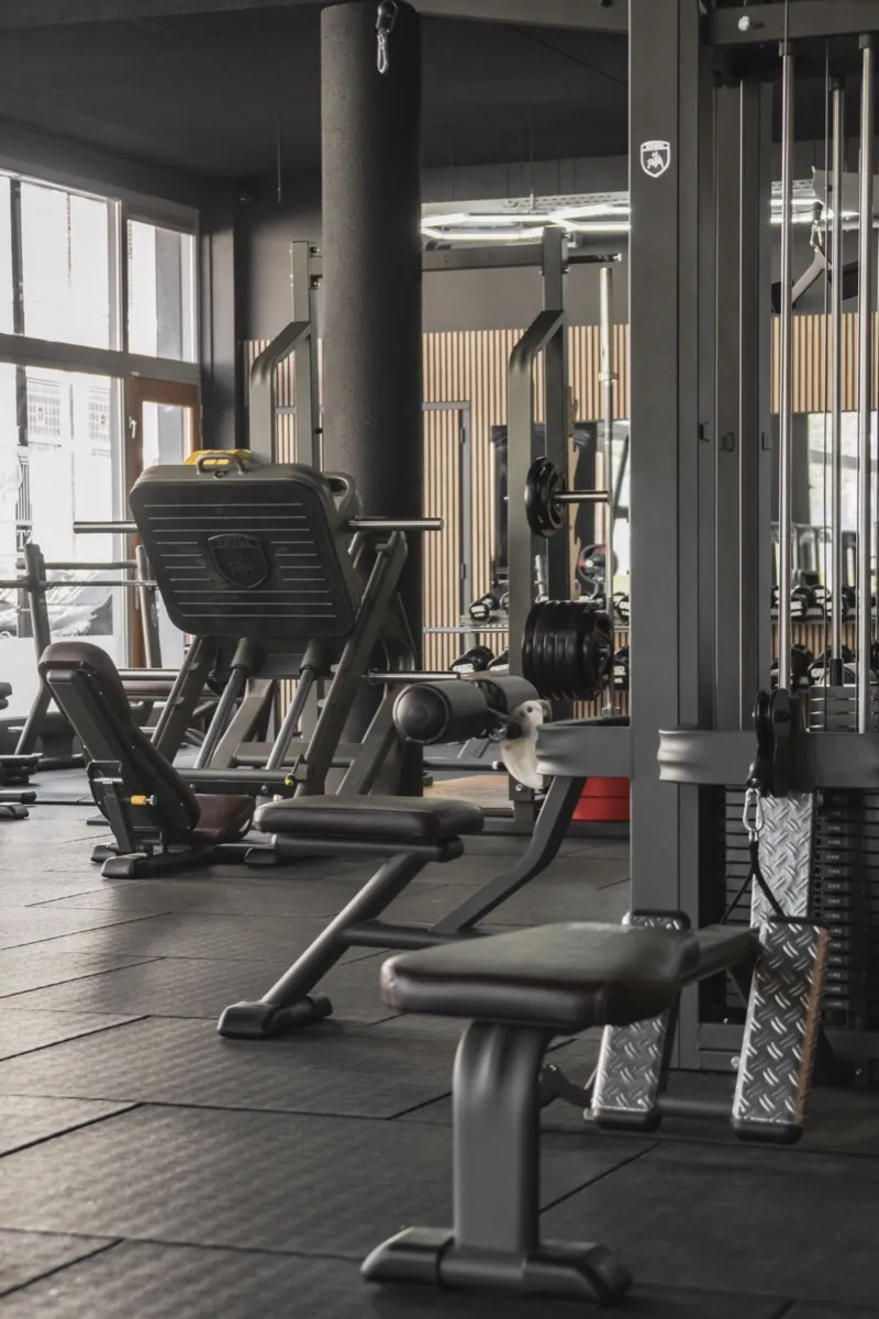 Telju Fitness Fitnessgeräte im Fitnessstudio — Pillars of Strength Dordrecht