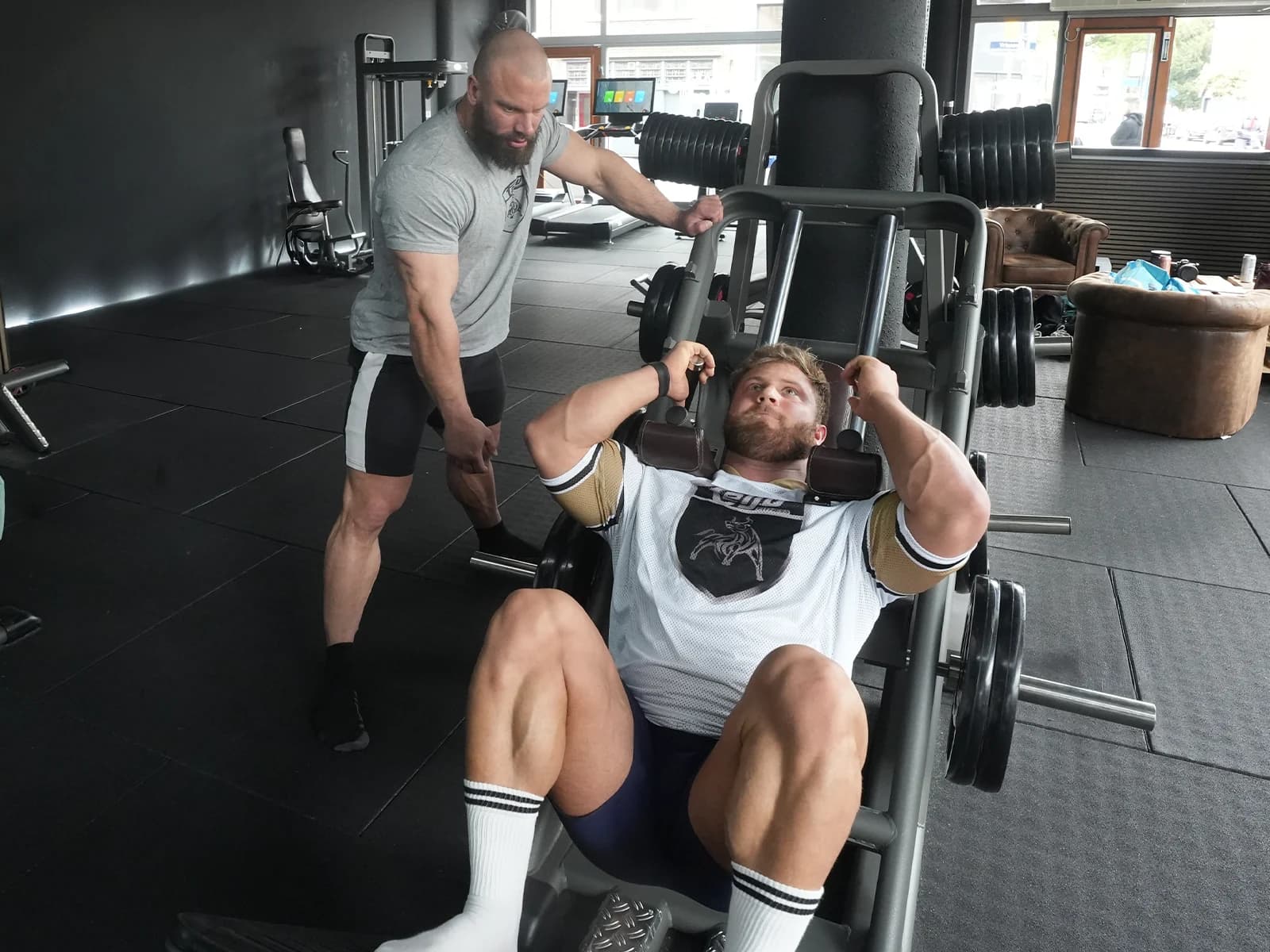 Training an einer Telju PEAK Plate-Loaded-Maschine im Studio