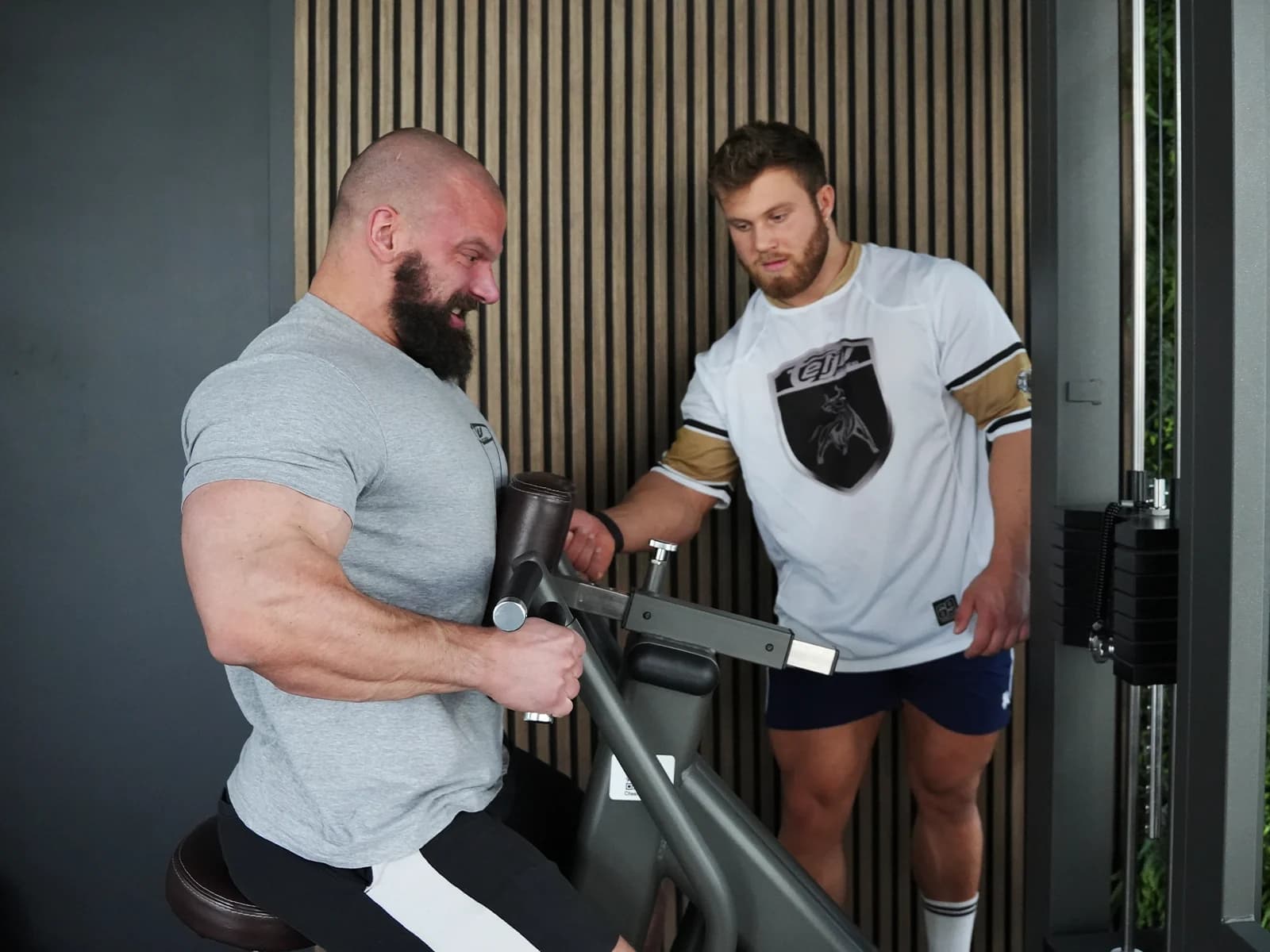 Training an einer Telju SHOCK Kabelzug-Maschine im Studio