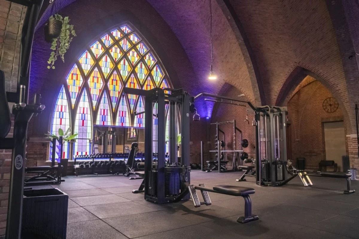 Holy Fit — 24/7-Studio in einer Kirche mit Geräten von Telju