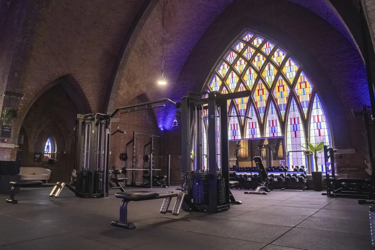 Holy Fit — Fitnessstudio in einer ausgedienten Kathedrale, ausgestattet von Telju
